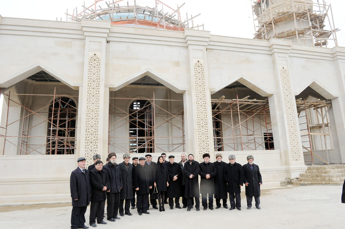 Birinci xanım Mehriban Əliyeva Xəzər rayonunda təmiri və əsaslı surətdə yenidən qurulması nəzərdə tutulan bir sıra obyektlərdə olub (FOTO)